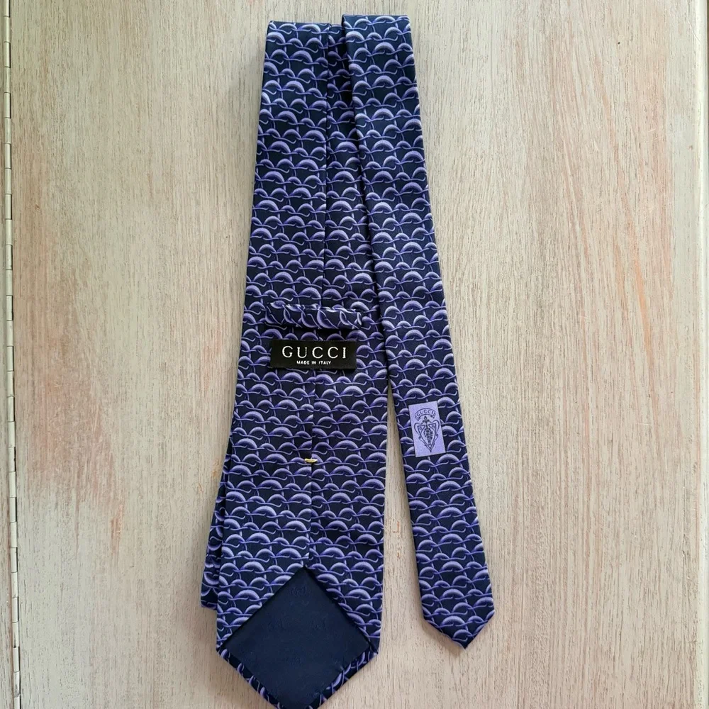 GUCCI Men’s Luxury 100% Silk Classic Tie Chain Print Purple & Navy Made In Italy
